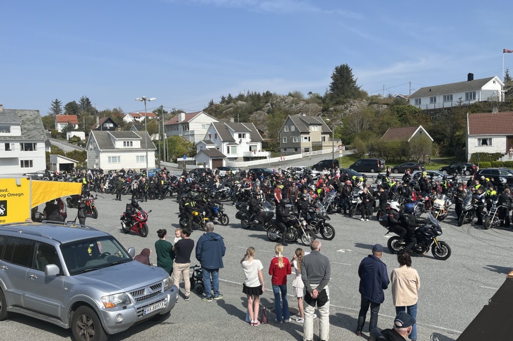 Hundrevis av skuelystne for å se hundrevis av motorsykler