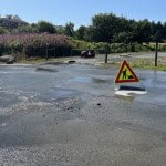 Større vannlekkasje på Høinesvegen - vegen er stengt