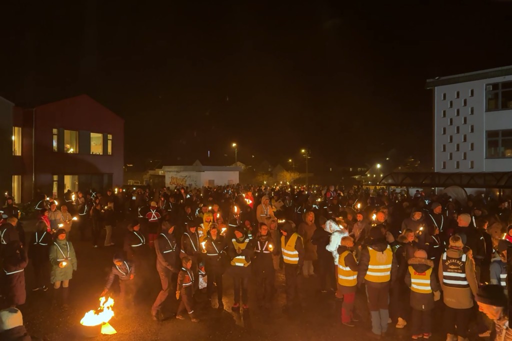 Over 1000 møtte opp til fakkeltog  (VIDEO)