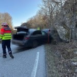 Trafikkulykke: Bil med to personer i fjellvegg på Austre Karmøyveg